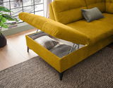 Gelbes Ecksofa mit Stauraum, geöffnet, von schräg oben fotografiert, mit Kissen und Decke im Inneren.