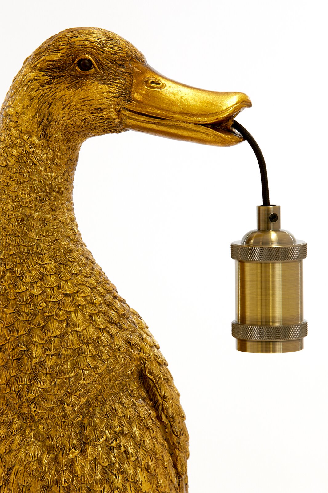 Goldene Tischleuchte in Form einer Ente, die einen Lampenschirm im Schnabel hält. Seitenansicht.