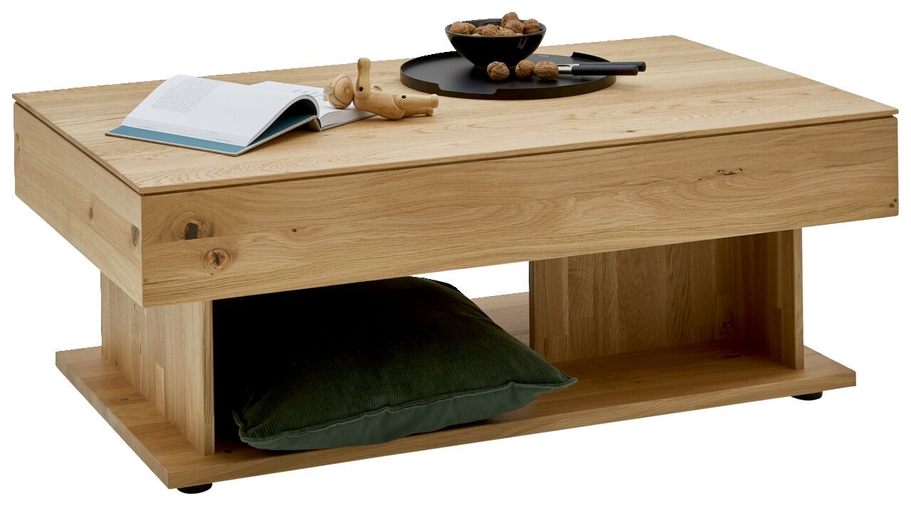 Moderne houten salontafel met opbergruimte, versierd met een boek, een schaal met noten en een kussen eronder, gezien vanuit de zijkant.
