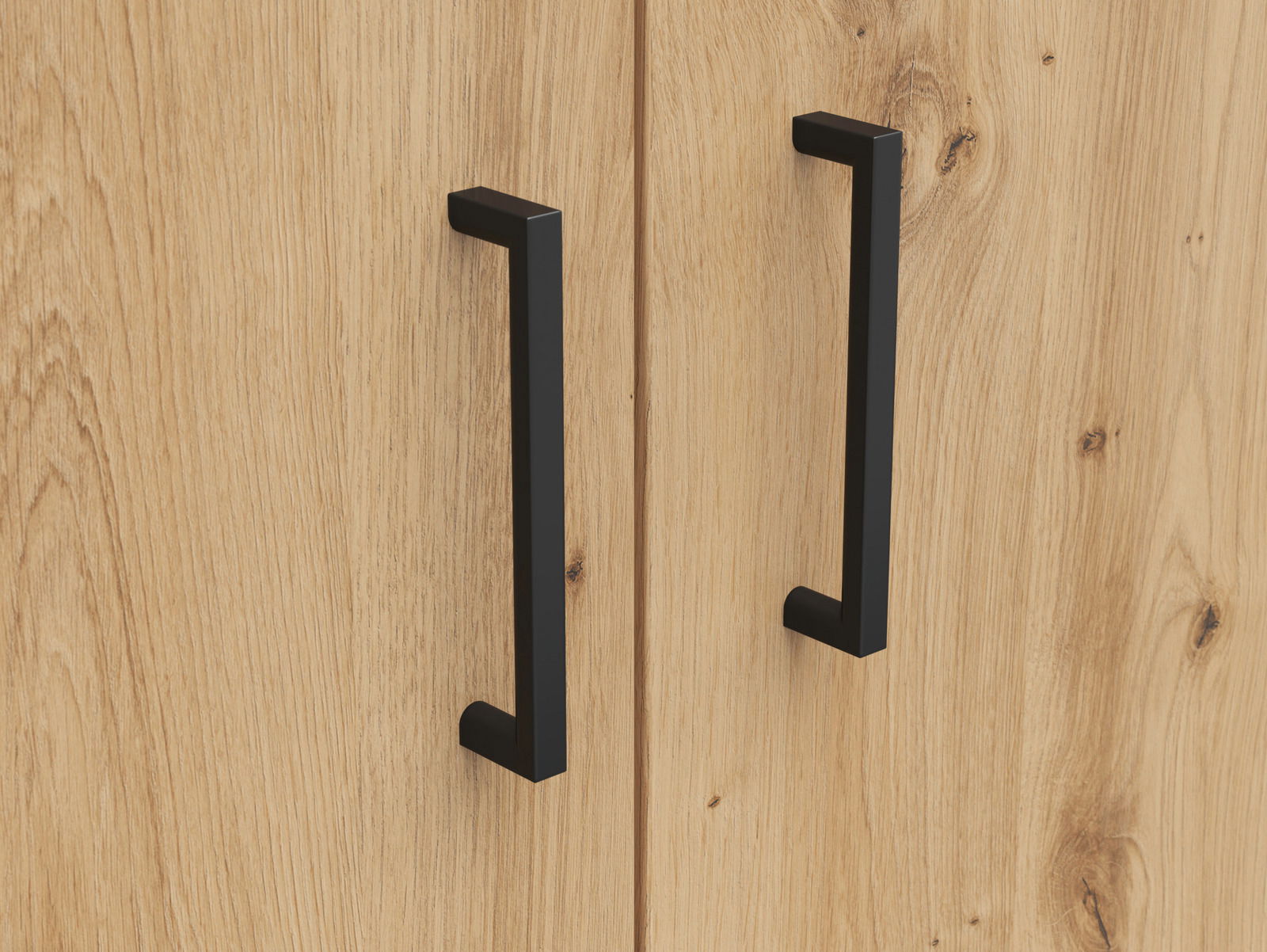 Nahaufnahme von zwei schwarzen Griffen auf einer Holzkommode, frontale Perspektive