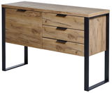 Modernes Sideboard aus Holz mit drei Schubladen und einer Tür, Metallbeine, Perspektive von vorne rechts