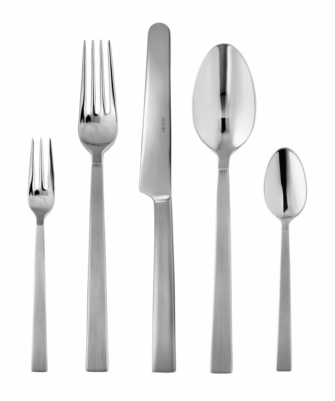 Set aus Edelstahlbesteck bestehend aus Gabel, Messer, Löffel und Teelöffel, frontal abgebildet.