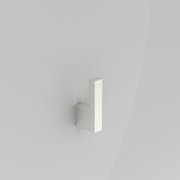 Minimalistische, witte wandhaak in L-vorm aan een lichtgrijze muur, schuin van voren gefotografeerd in een licht zijaanzicht.
