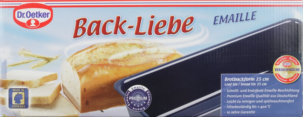 Verpackung der Dr. Oetker Brotbackform 35 cm BackLiebe, zeigt eine emaillierte Backform und ein frisch gebackenes Brot, Perspektive von vorne.