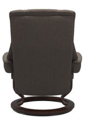 Rückansicht eines Stressless Einzelsessels RENO mit dunkelbraunem Stoffbezug und Holzgestell.