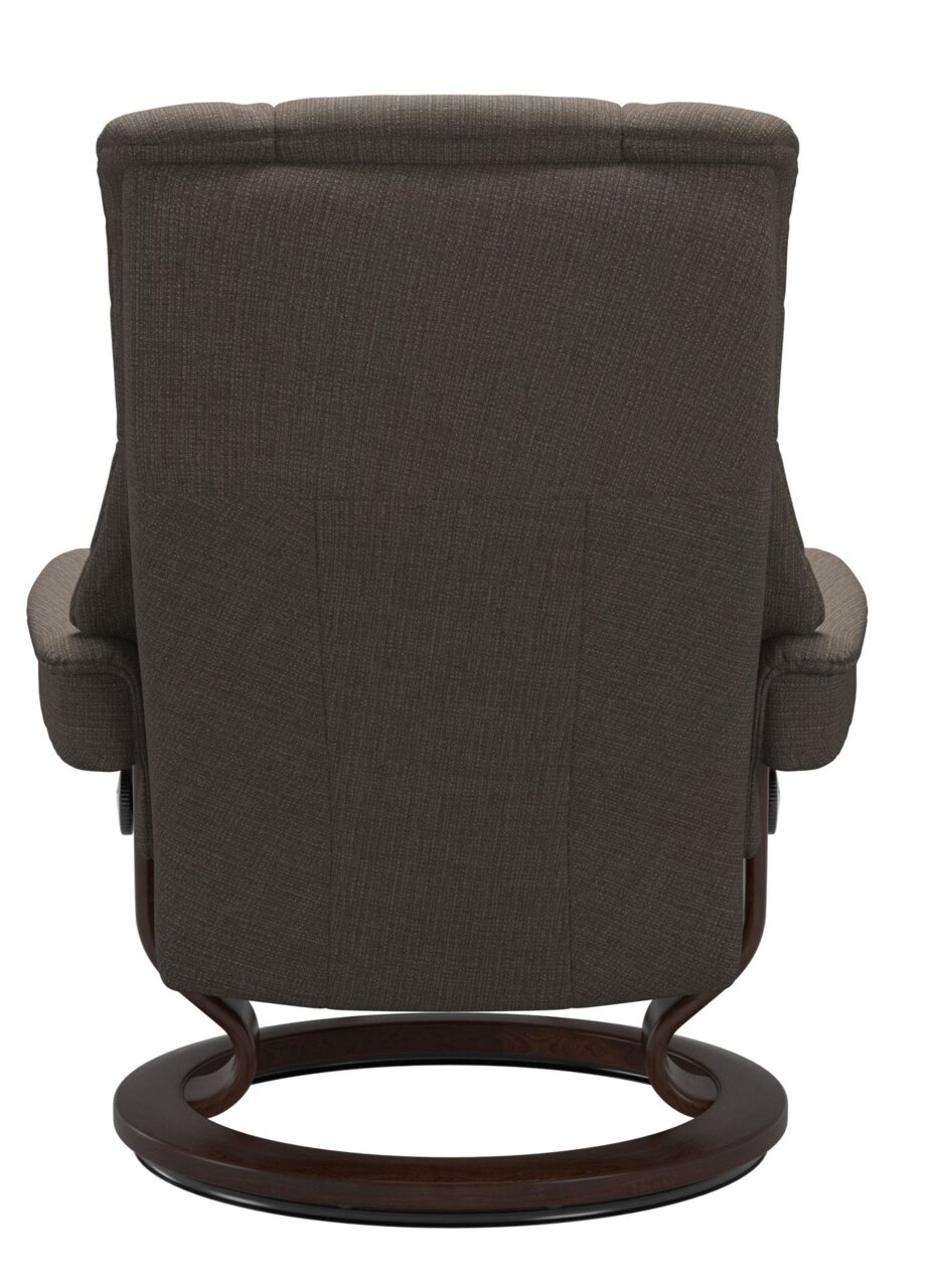 Rückansicht eines Stressless Einzelsessels RENO mit dunkelbraunem Stoffbezug und Holzgestell.