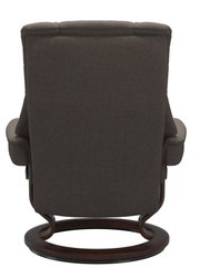 Achterkant van een Stressless-eenpersoonsfauteuil RENO met donkerbruine stoffen bekleding en houten frame.
