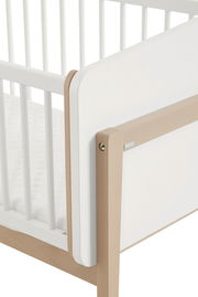 Nahaufnahme eines weißen Anstellbetts mit Holzrahmen, seitliche Perspektive.