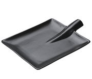 Schwarzer Steak-Servierteller in rechteckiger Form mit Griff, aus seitlicher Perspektive fotografiert.