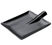 Schwarzer Steak-Servierteller in rechteckiger Form mit Griff, aus seitlicher Perspektive fotografiert.