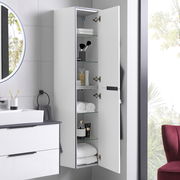 Hochschrank mit geöffneter Tür, gefüllt mit Handtüchern und Pflegeprodukten, seitliche Perspektive