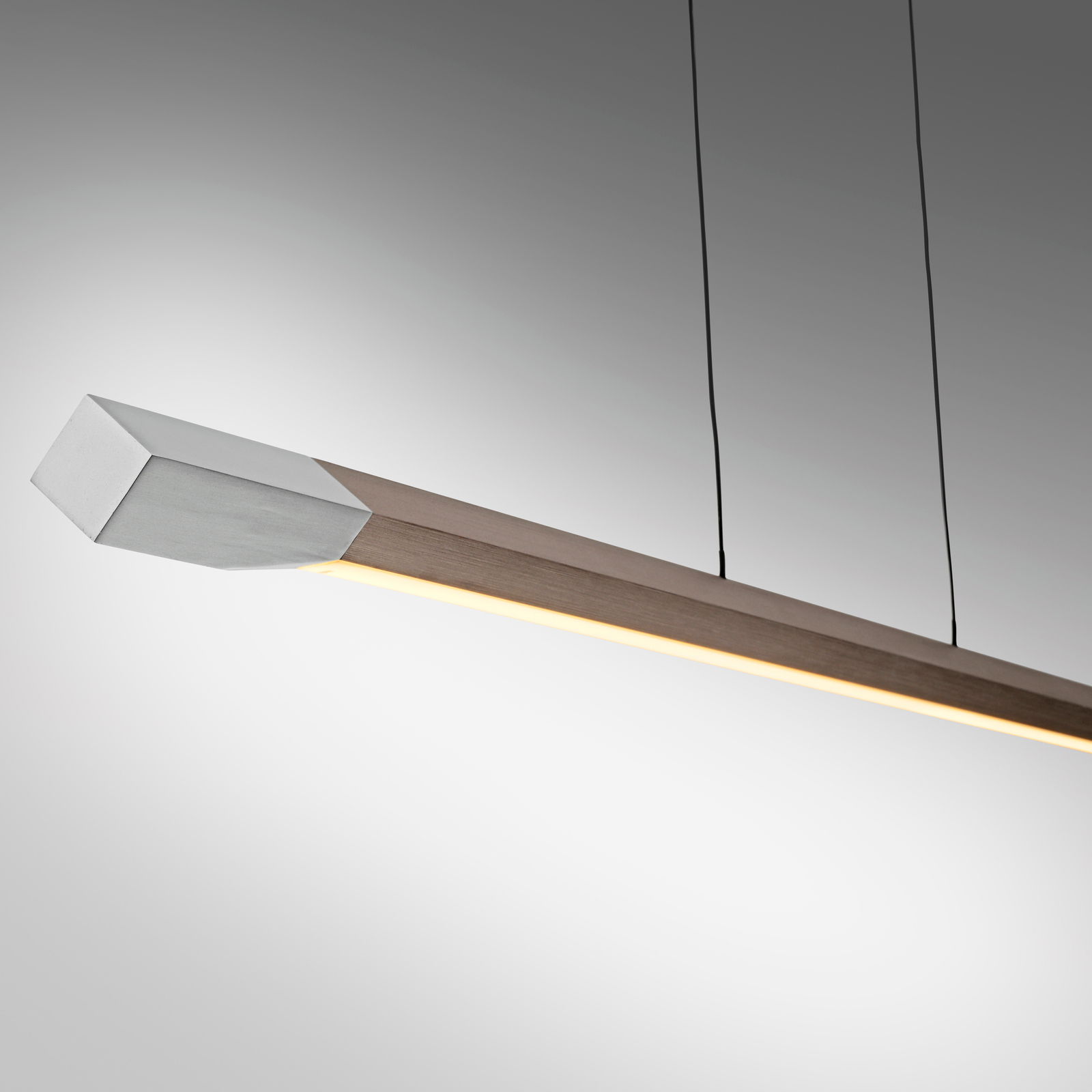 Moderne LED-Pendelleuchte in seitlicher Perspektive mit schlankem, rechteckigem Design und Holzoptik.