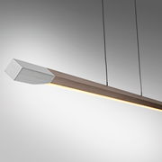 Moderne LED-Pendelleuchte in seitlicher Perspektive mit schlankem, rechteckigem Design und Holzoptik.