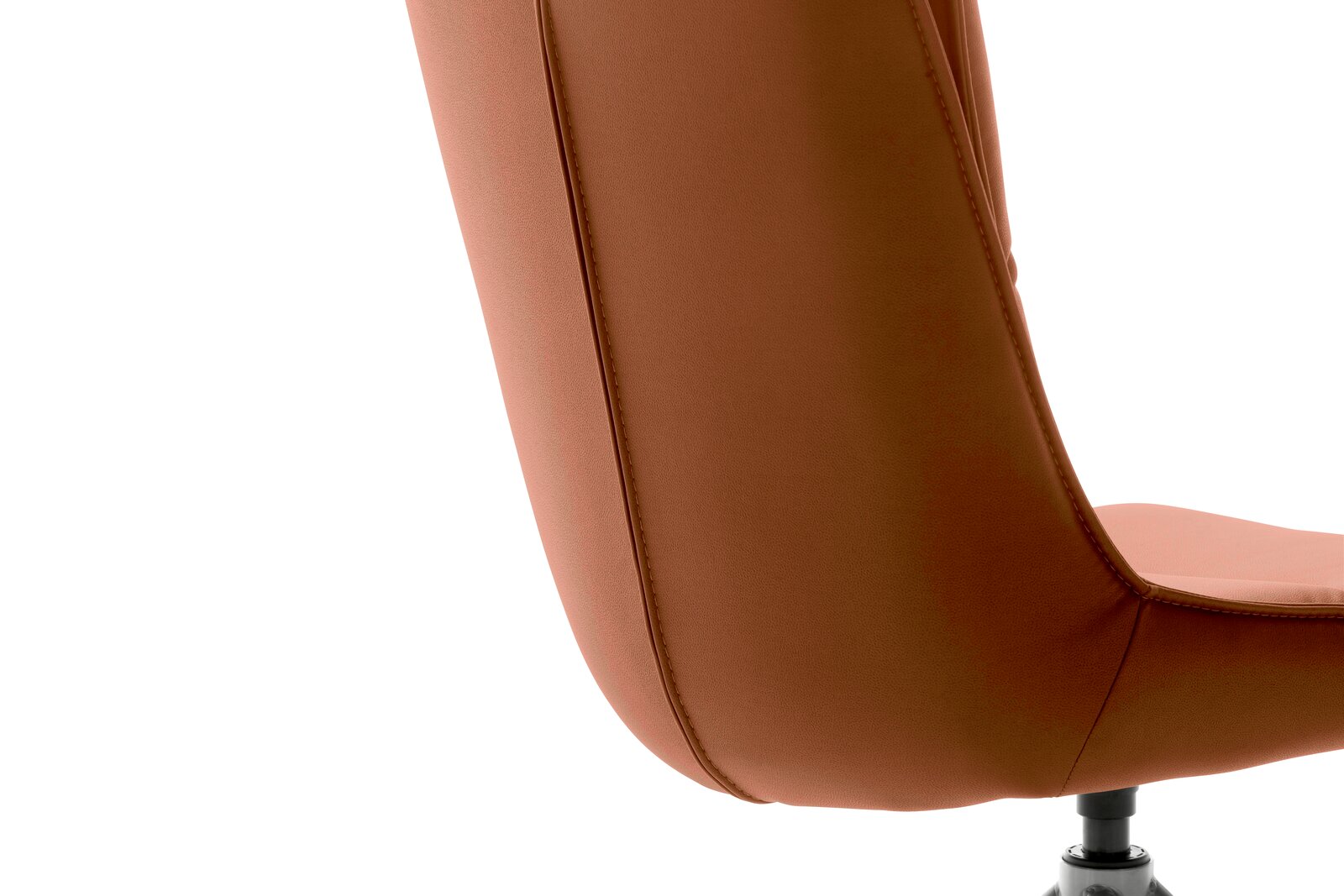 Nahaufnahme eines braunen Stuhls aus seitlicher Perspektive, zeigt die Rückenlehne und einen Teil des Sitzes.