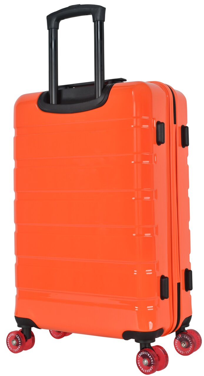 Oranger Hartschalen-Trolley mit ausziehbarem Teleskopgriff und vier roten Rollen, Seitenansicht leicht von hinten vor weißem Hintergrund.