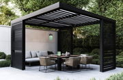 Moderne Pergola mit stilvollen Gartenmöbeln und hängender Lampe, seitliche Perspektive