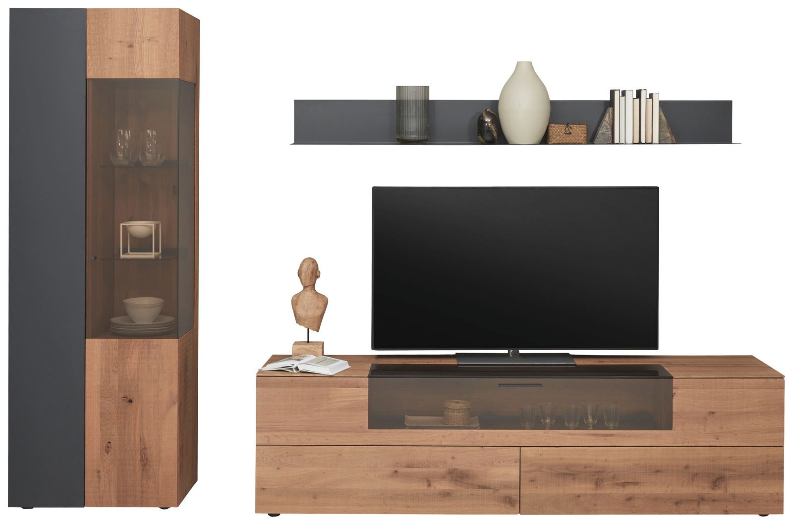 Frontale Ansicht der Valnatura Wandkombination LOVIS mit einem hohen Schrank, einem TV-Board und einem Wandregal in Holzoptik und dunklen Akzenten.