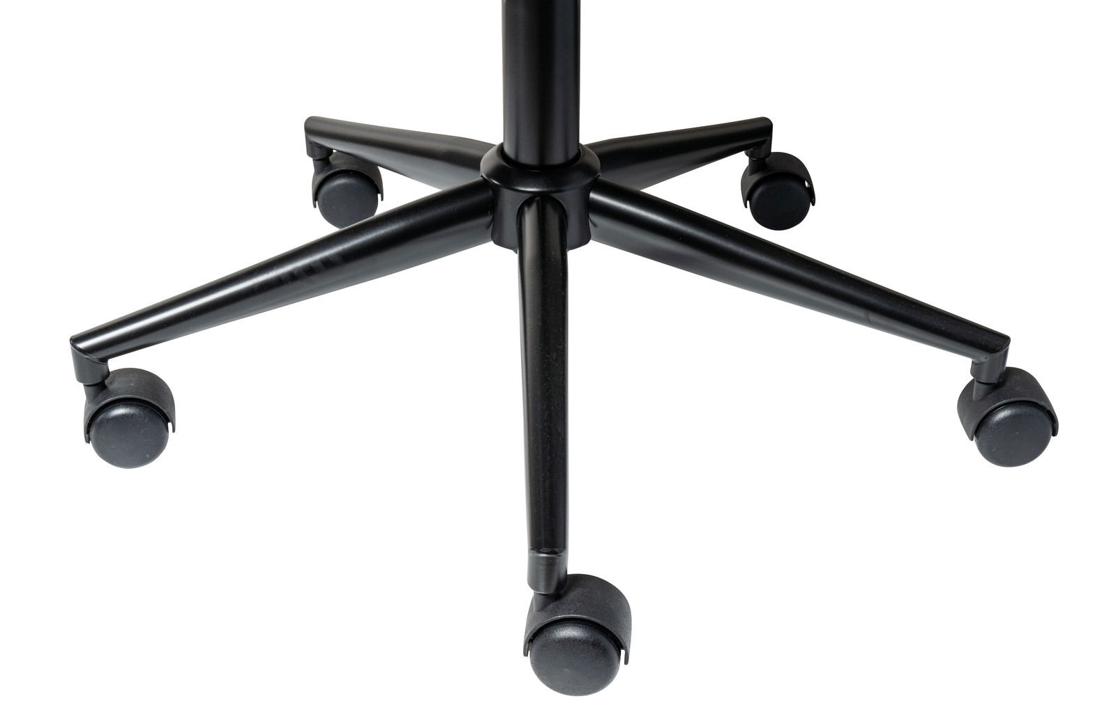 Nahaufnahme der Basis eines schwarzen Drehstuhls mit fünf Rollen, von oben betrachtet.