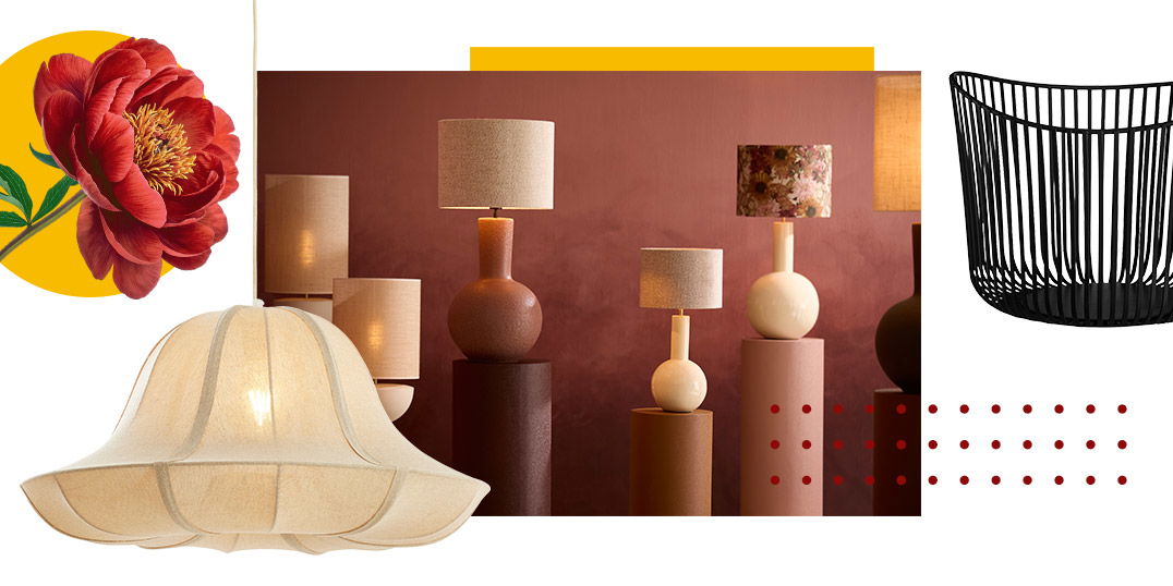 Wohnaccessoires in warmen Terrakotta- und Beigetönen mit Tischlampen, Körben und dekorativen Akzenten im modernen Interior-Stil
