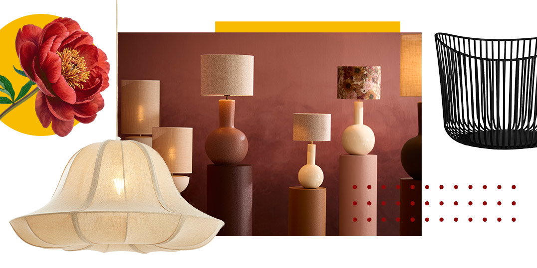 Woonaccessoires in warme terracotta- en beigetinten met tafellampen, manden en decoratieve accenten in moderne interieurstijl