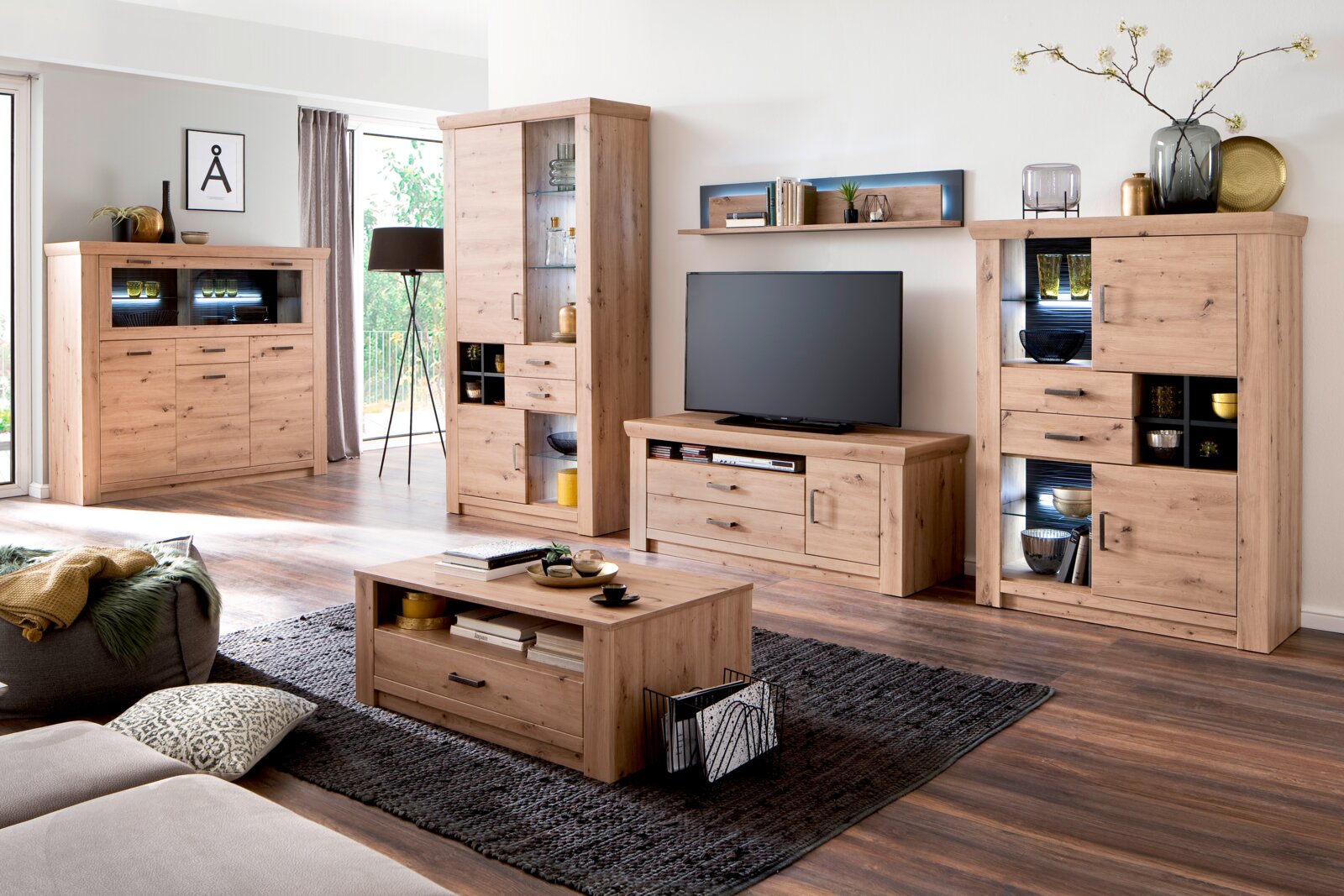 Moderner Couchtisch aus Holz in einem stilvoll eingerichteten Wohnzimmer, frontal betrachtet.