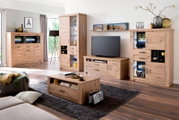 Moderner Couchtisch aus Holz in einem stilvoll eingerichteten Wohnzimmer, frontal betrachtet.