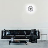 Moderne Wand- und Deckenleuchte PURE V in einem stilvollen Wohnzimmer, frontal an der Wand montiert.