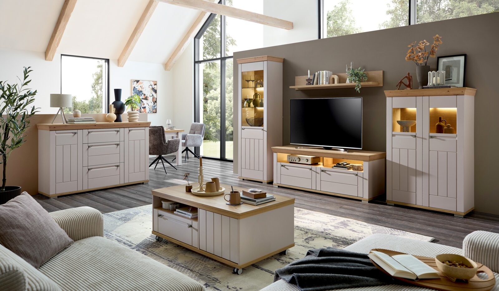 Modernes Wohnzimmer mit Sideboard in heller Holzoptik, frontal betrachtet, umgeben von stilvollen Möbeln und Dekorationen.