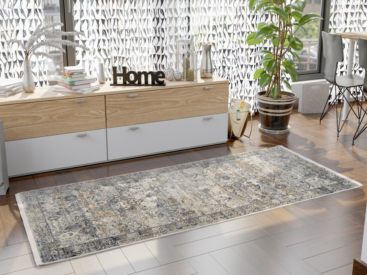 Designer Teppich in einem modernen Wohnzimmer mit Holzboden, dekorativen Elementen und Pflanzen, aus der Vogelperspektive betrachtet.