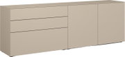 Beiges Sideboard mit drei Schubladen links und zwei Türen rechts, minimalistisch und grifflos, in schräger Frontansicht von links