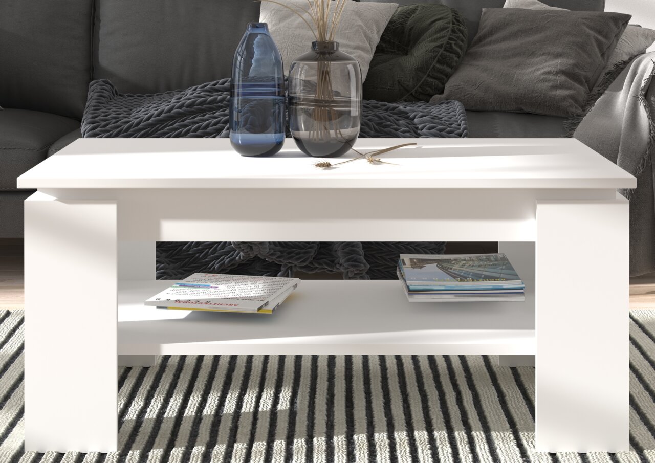 Moderner weißer Couchtisch mit zwei Ebenen, dekoriert mit Vasen und Zeitschriften, aus frontaler Perspektive.