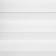 Nahaufnahme eines weißen Doppelrollos mit abwechselnden transparenten und blickdichten Streifen.