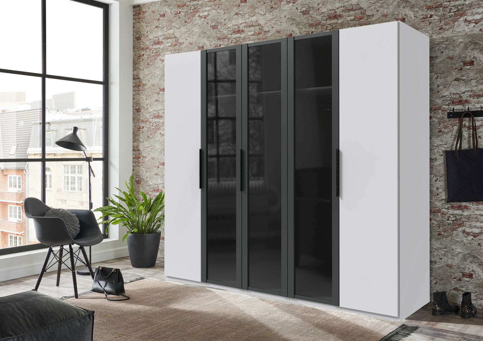 Moderner 5-türiger Drehtürenschrank in Weiß mit schwarzen Glastüren, seitliche Perspektive.