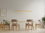 Minimalistische, längliche LED-Pendelleuchte aus hellem Holz über einem Esstisch in modernem Esszimmer, Frontansicht auf Augenhöhe.