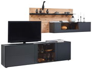 Moderne Wandkombination mit schwarzem TV-Schrank und hölzernem Hintergrund, seitliche Perspektive