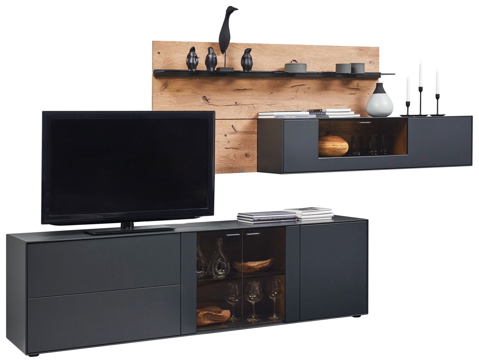 Moderne Wandkombination mit schwarzem TV-Schrank und hölzernem Hintergrund, seitliche Perspektive