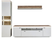 Modernes Wohnzimmermöbel-Set in Weiß mit Holzoptik: hohe Vitrine mit Glas-/Holzfront links, Lowboard mit Holzplatte unten und Wandboard oben, frontale Ansicht.
