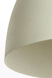 Close-up van een hanglamp met een glad, mat oppervlak in een lichte groene tint.