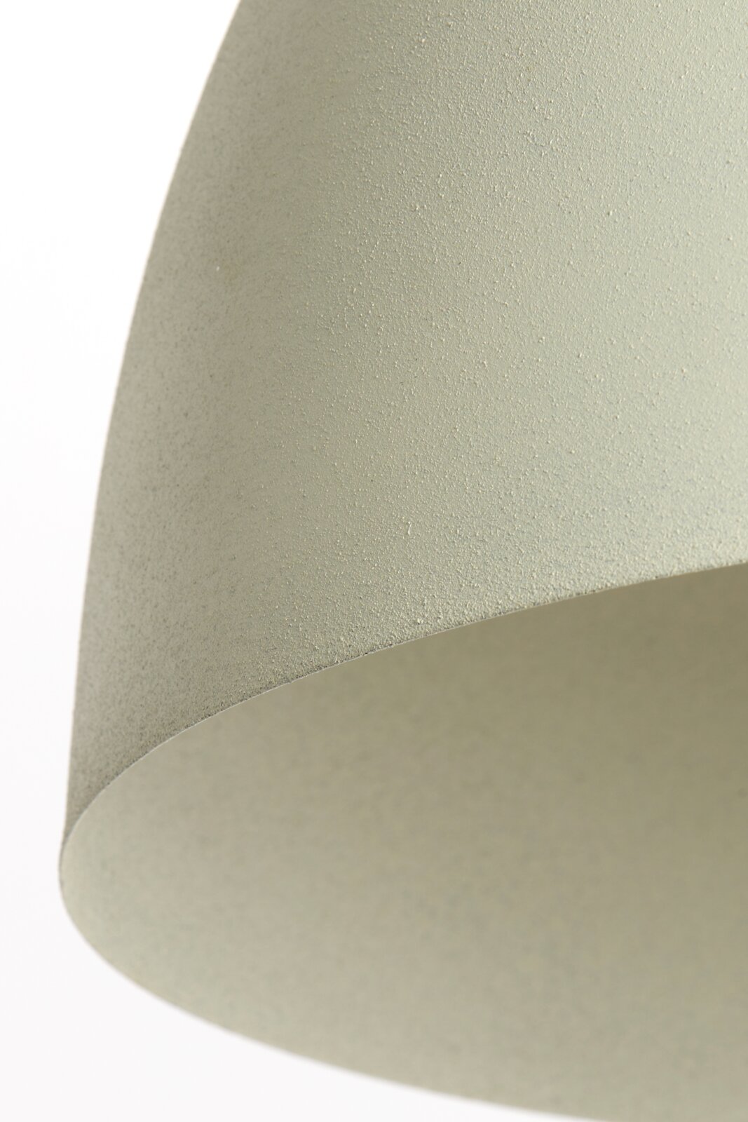 Close-up van een hanglamp met een glad, mat oppervlak in een lichte groene tint.