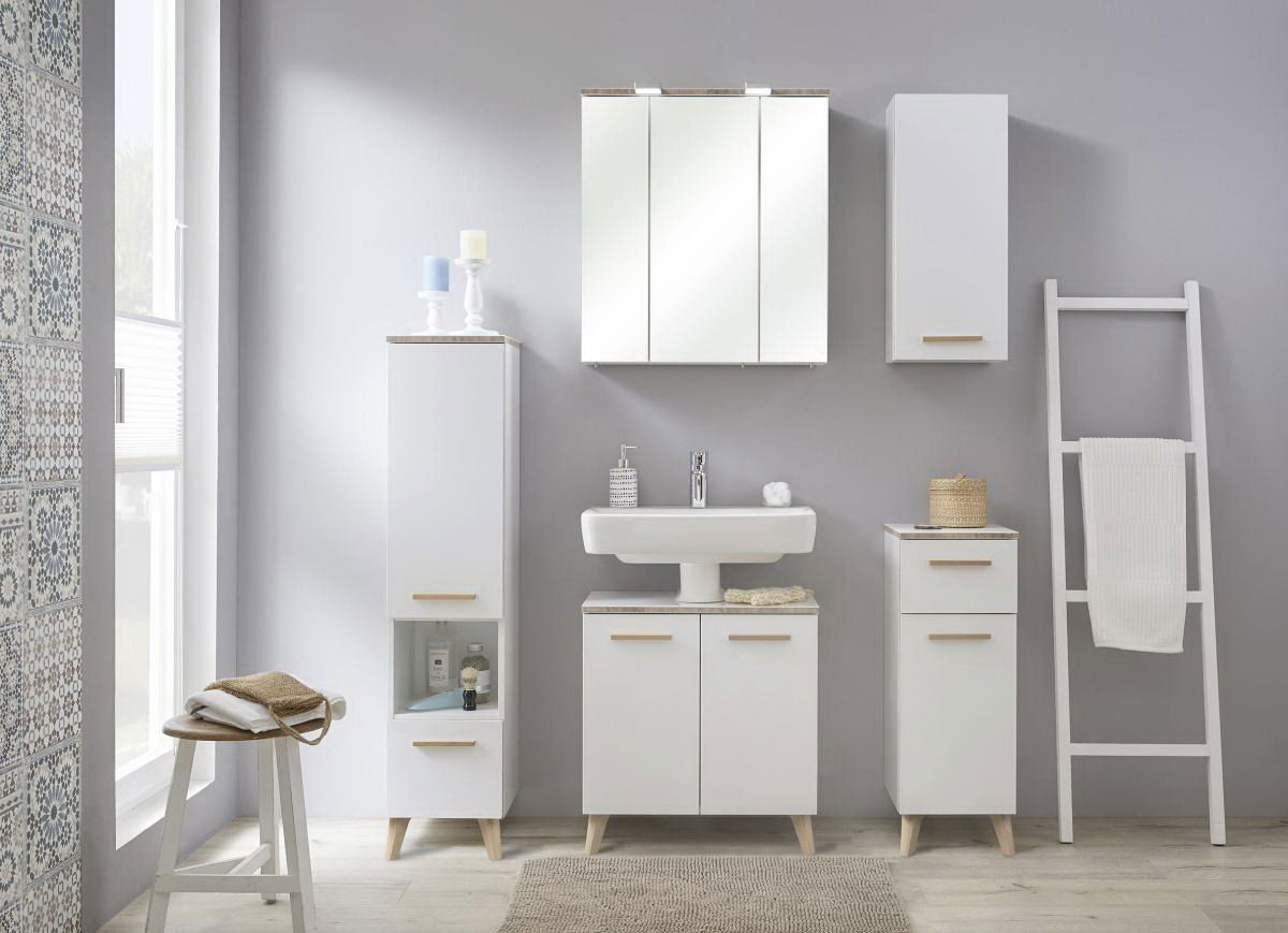 Moderner Spiegelschrank in einem stilvollen Badezimmer, frontal betrachtet.