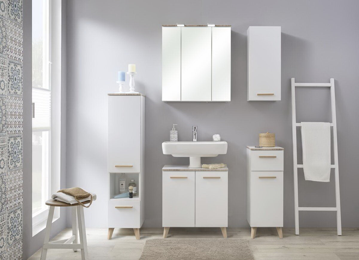 Moderner Spiegelschrank in einem stilvollen Badezimmer, frontal betrachtet.