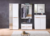 Moderne Garderobenset in Weiß mit Holzdetails, bestehend aus einem hohen Schrank, einem Garderobenpaneel mit Haken und Ablage, einer Sitzbank mit Stauraum und einem Spiegel. Frontalansicht.