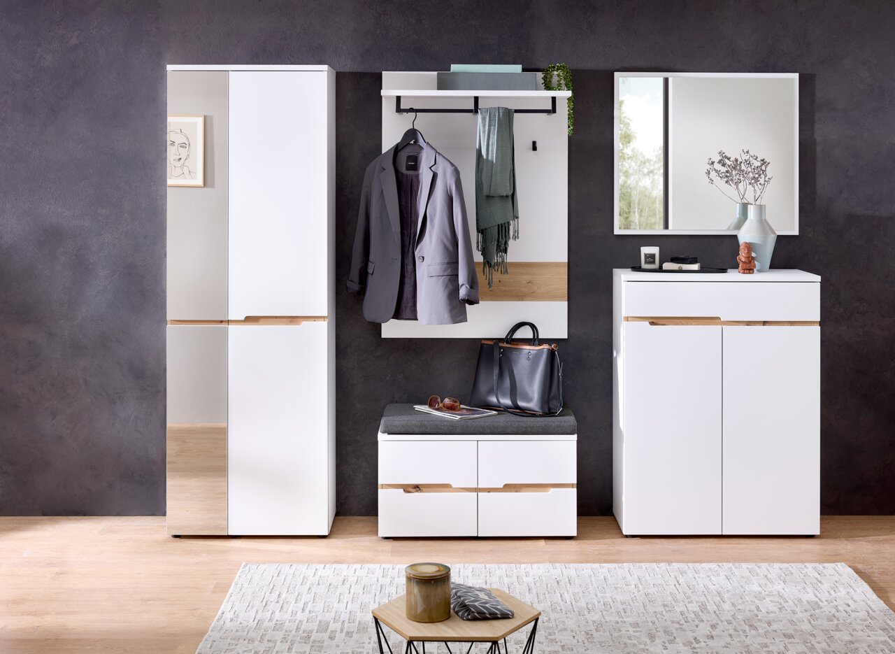 XORA Schoenenkast MEMPHIS Moderne garderobeset in wit met houten details, bestaande uit een hoge kast, een garderobepaneel met haken en een legplank, een bankje met opbergruimte en een spiegel. Vooraanzicht.