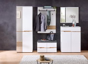 Moderne garderobeset in wit met houten details, bestaande uit een hoge kast, een garderobepaneel met haken en een legplank, een bankje met opbergruimte en een spiegel. Vooraanzicht.
