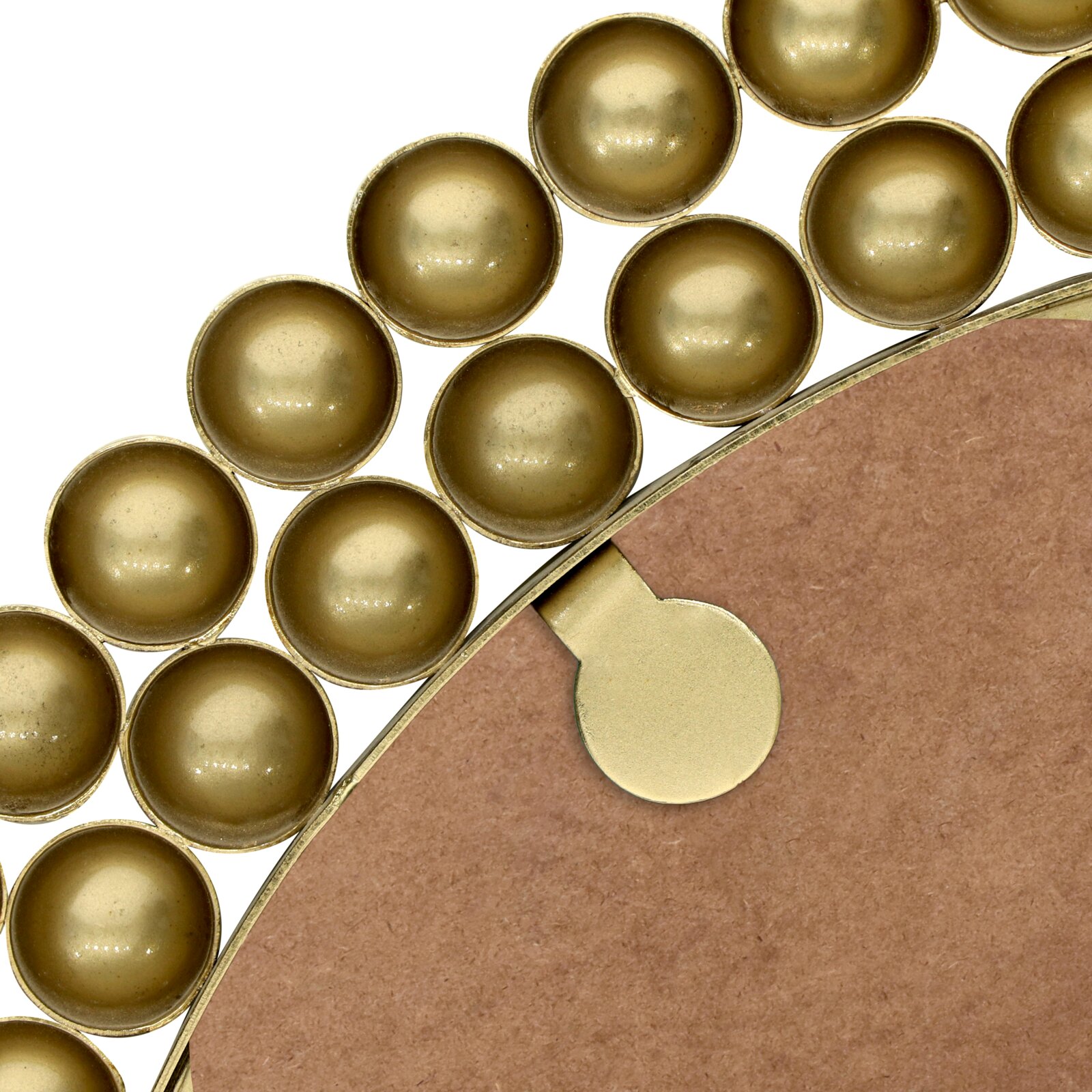 Close-up van een ronde spiegel met een decoratieve lijst van gouden bolletjes, gezien vanaf de achterkant.