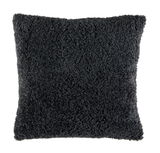 Dunkelgraues, flauschiges Kissen LINA in quadratischer Form, frontal fotografiert.