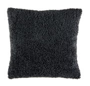 Dunkelgraues, flauschiges Kissen LINA in quadratischer Form, frontal fotografiert.