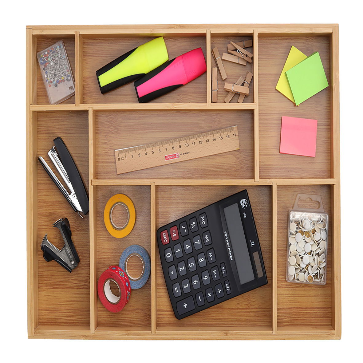 Schubladen-Organizer aus Holz mit verschiedenen Büroartikeln wie Taschenrechner, Klebeband, Lineal und Textmarker, von oben betrachtet.