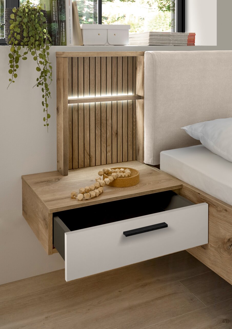 Nachtkastje in houtlook met open lade, versierd met planten en boeken, zijaanzicht