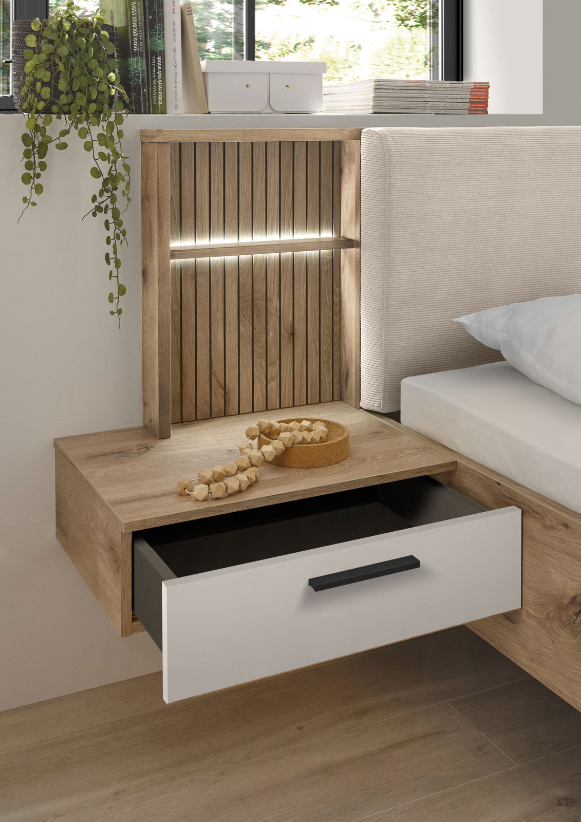 Nachttisch in Holzoptik mit offener Schublade, dekoriert mit Pflanzen und Büchern, seitliche Perspektive